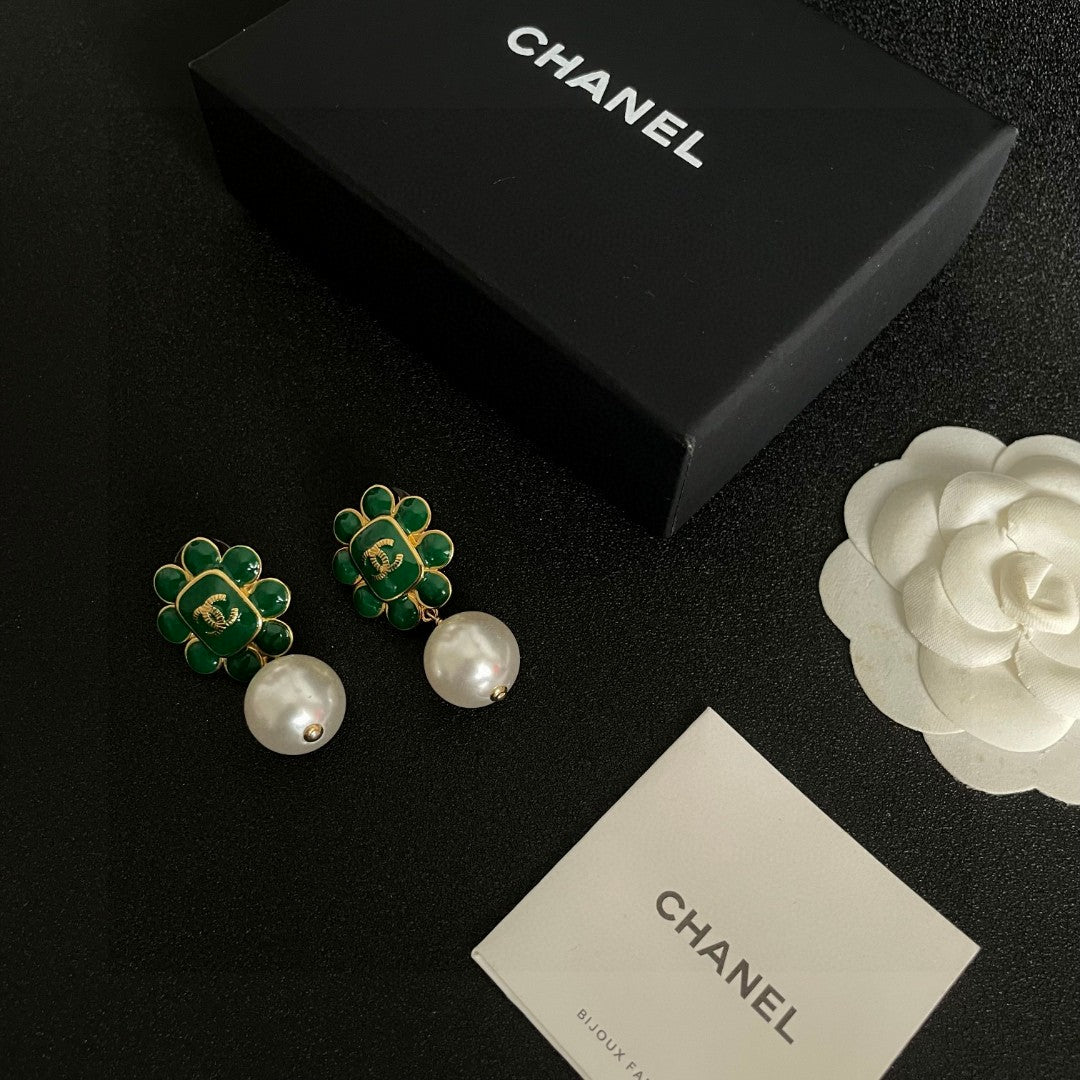 Double-C Emblem Pearl-Detail Statement Earrings – Pearl Detail – Design 012 close-up detail