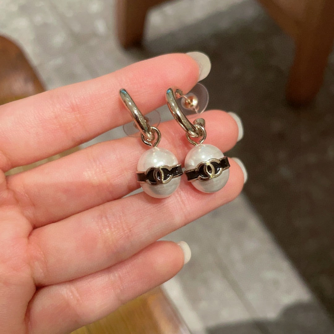 Double-C Emblem Pearl-Detail Statement Earrings – Pearl Detail – Design 010 side detail