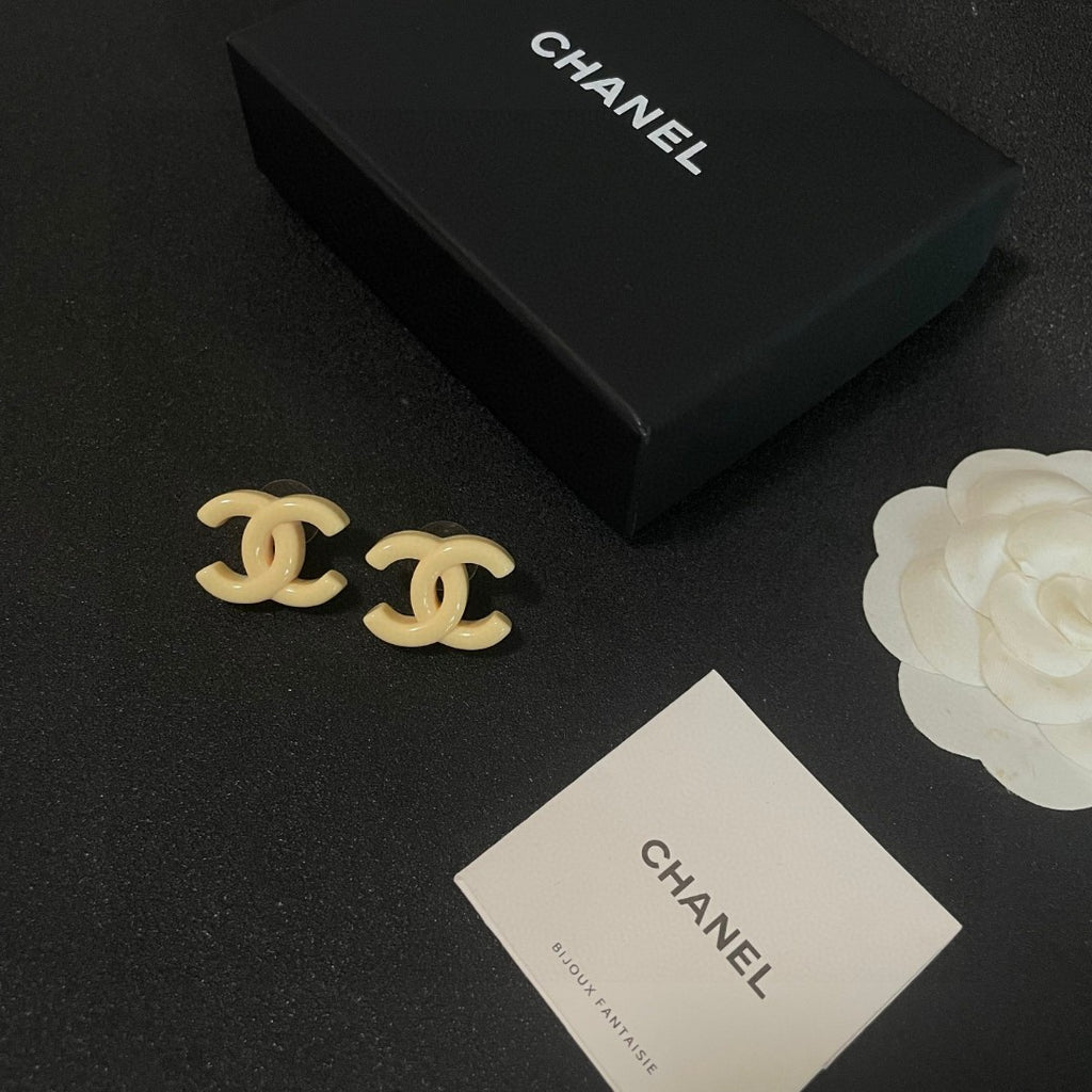 Double-C Emblem Stud Earrings in Polished Metal-Tone – Design 157 close-up detail