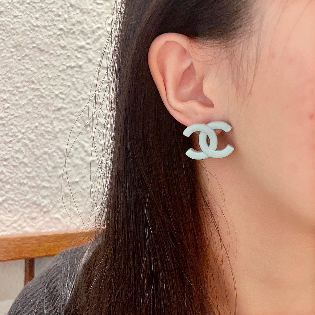 Double-C Emblem Stud Earrings in Polished Metal-Tone – Design 156 detail view