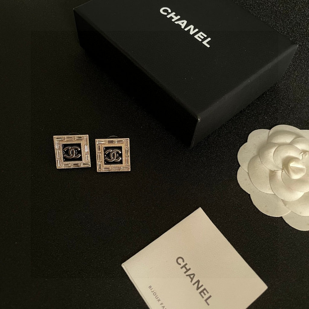 Double-C Emblem Stud Earrings in Polished Metal-Tone – Design 148 close-up detail