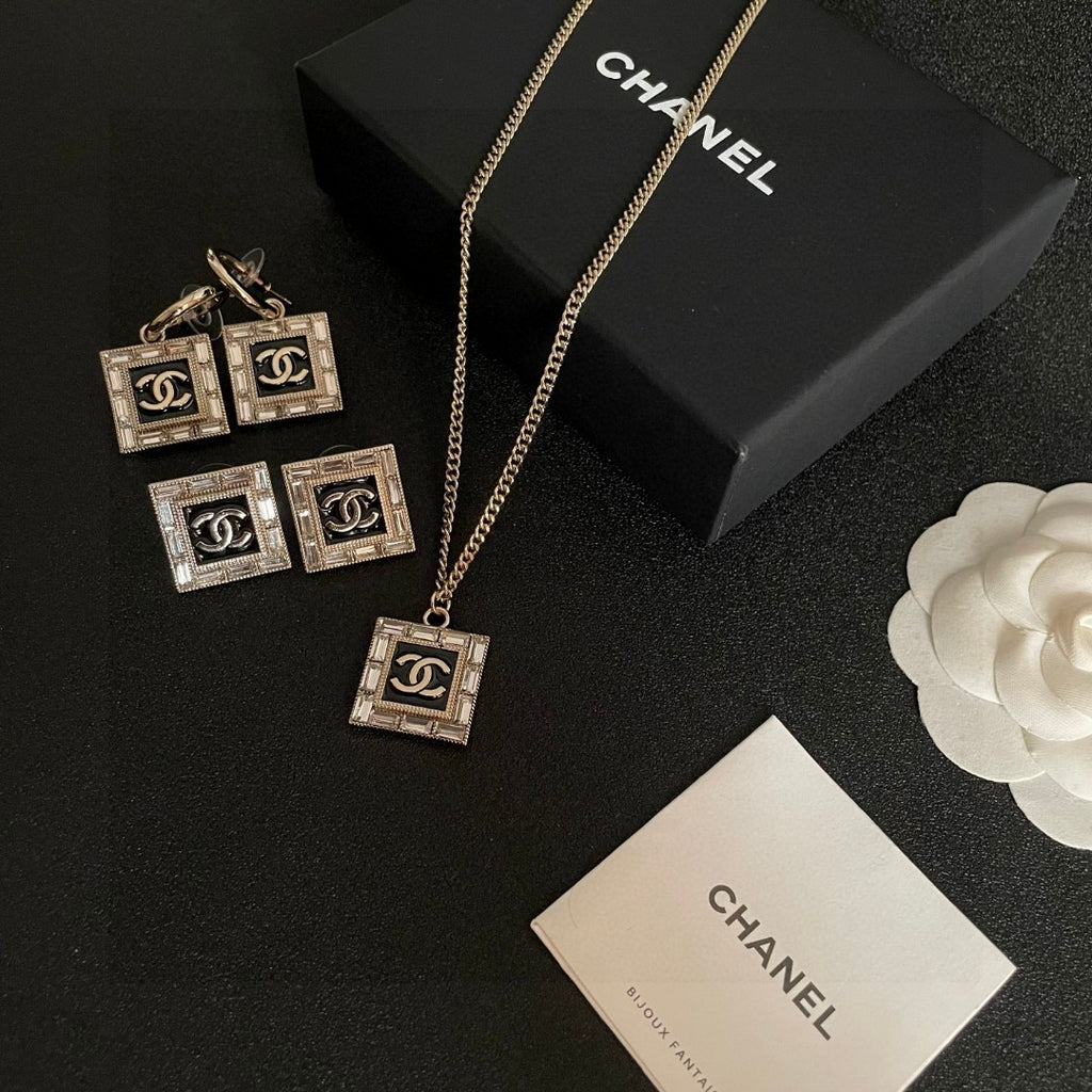 Double-C Emblem Stud Earrings in Polished Metal-Tone – Design 148 close-up detail
