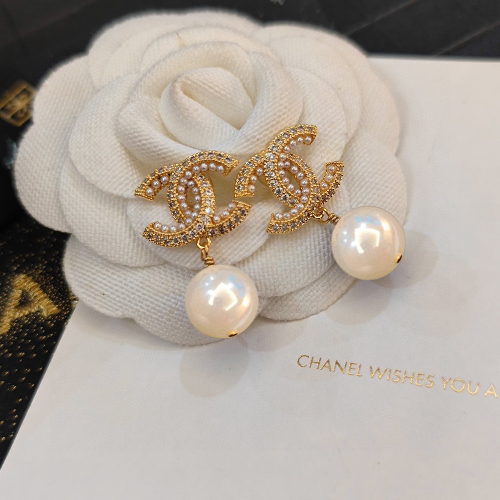 Letter Pearl-Detail Stud Earrings – Pearl Detail detail view