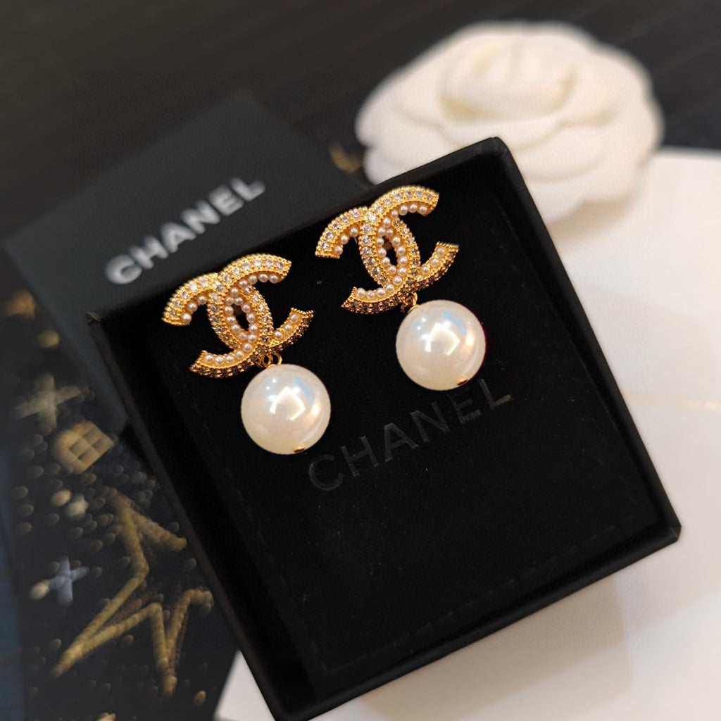 Letter Pearl-Detail Stud Earrings – Pearl Detail side detail