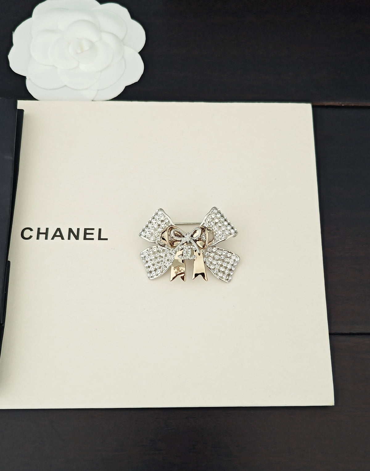 Bow Brooch in Gold-Tone – Design 003 detail view
