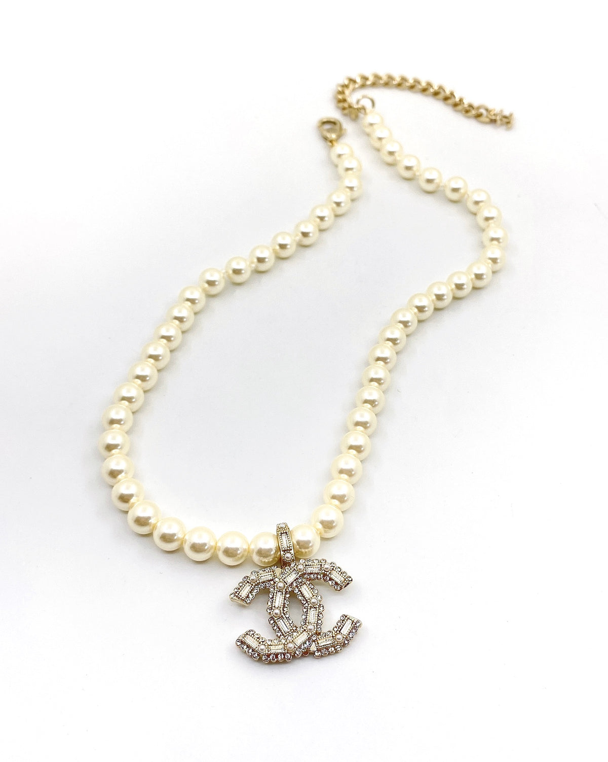 Pearl Pearl-Detail Pendant Necklace – Pearl Detail – Design 030 close-up detail