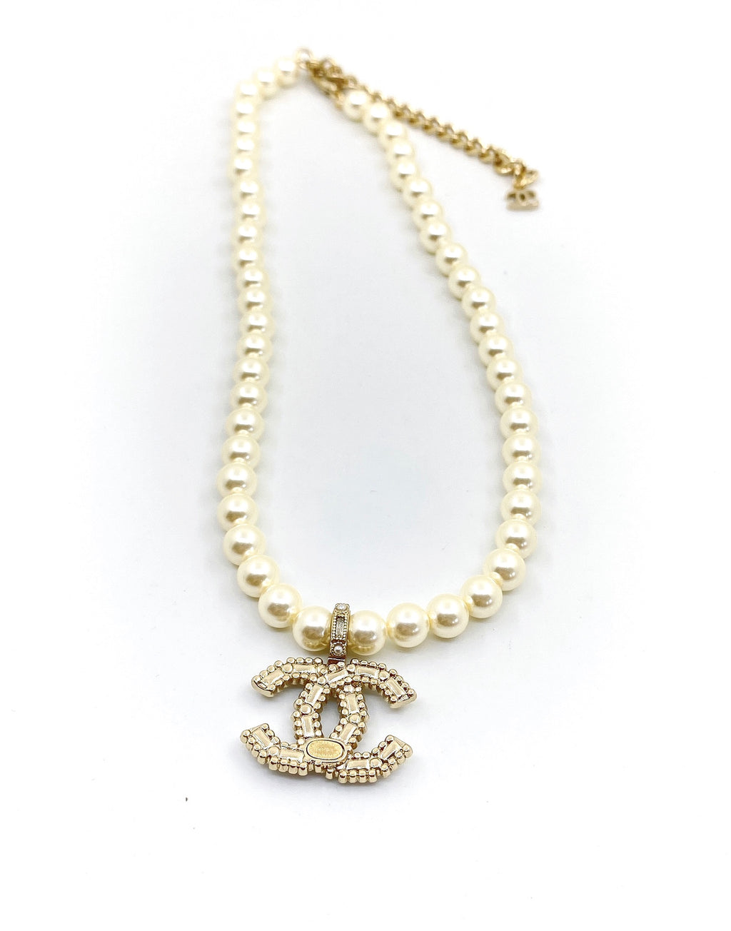 Pearl Pearl-Detail Pendant Necklace – Pearl Detail – Design 041 detail view