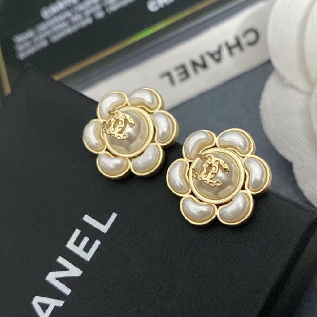 Pearl Pearl-Detail Stud Earrings – Pearl Detail – Design 012 detail view