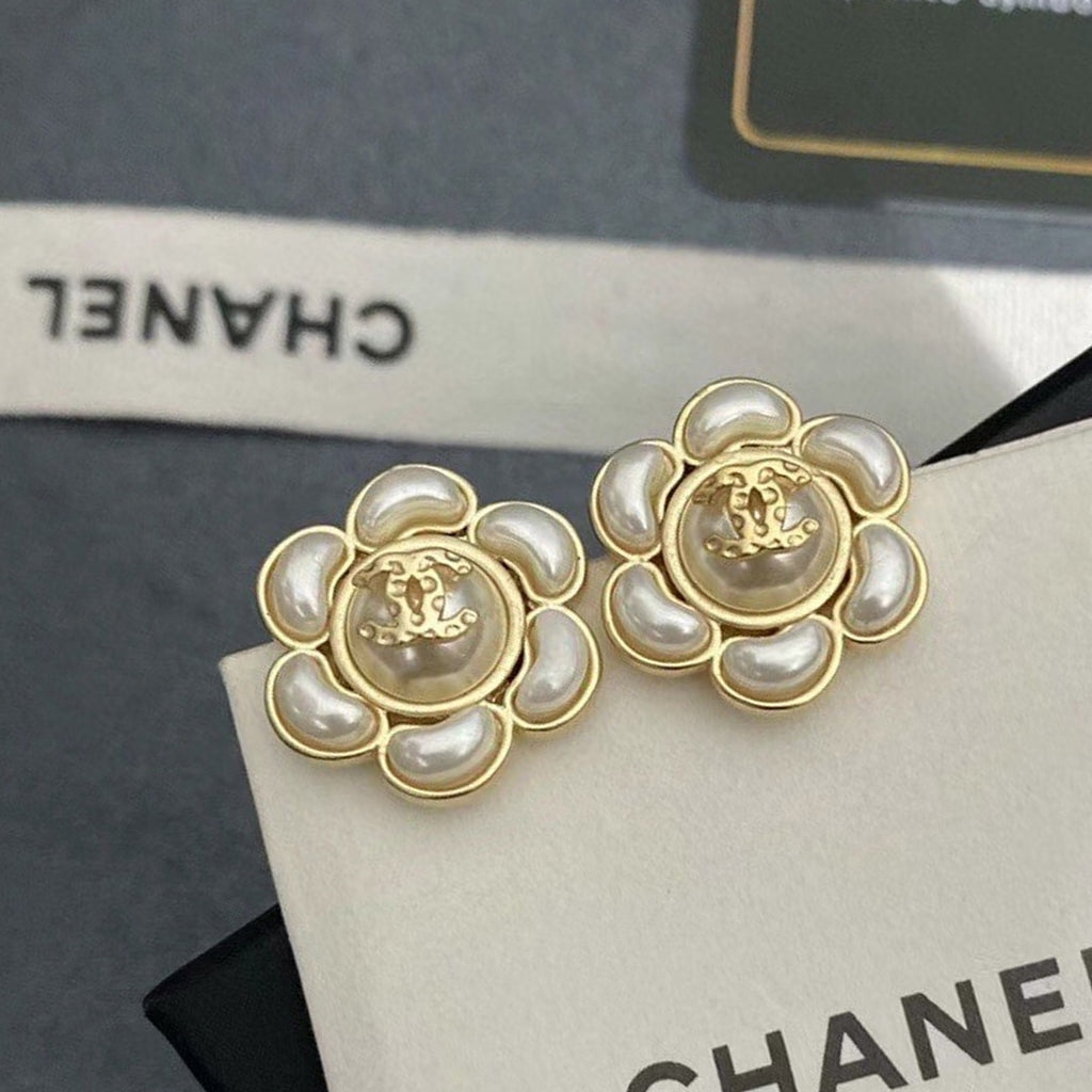 Pearl Pearl-Detail Stud Earrings – Pearl Detail – Design 012 main product view