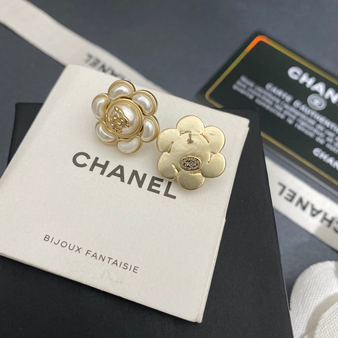 Pearl Pearl-Detail Stud Earrings – Pearl Detail – Design 012 close-up detail