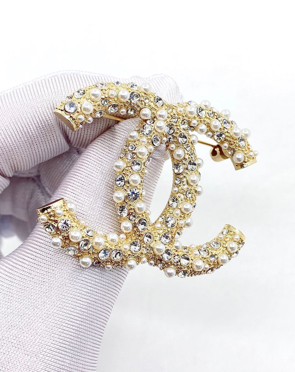 Double-C Emblem Brooch in Gold-Tone – Pearl Detail – Design 002 side detail
