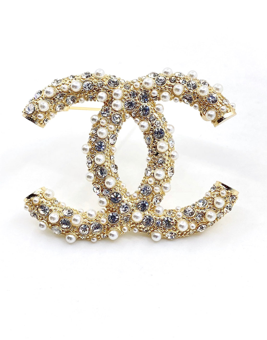 Double-C Emblem Brooch in Gold-Tone – Pearl Detail – Design 002 close-up detail