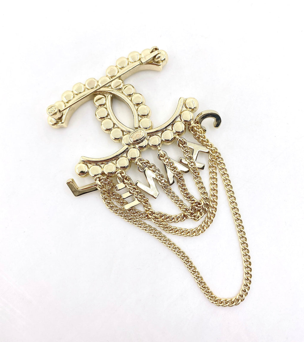 Letter Brooch in Gold-Tone – Design 002 detail view