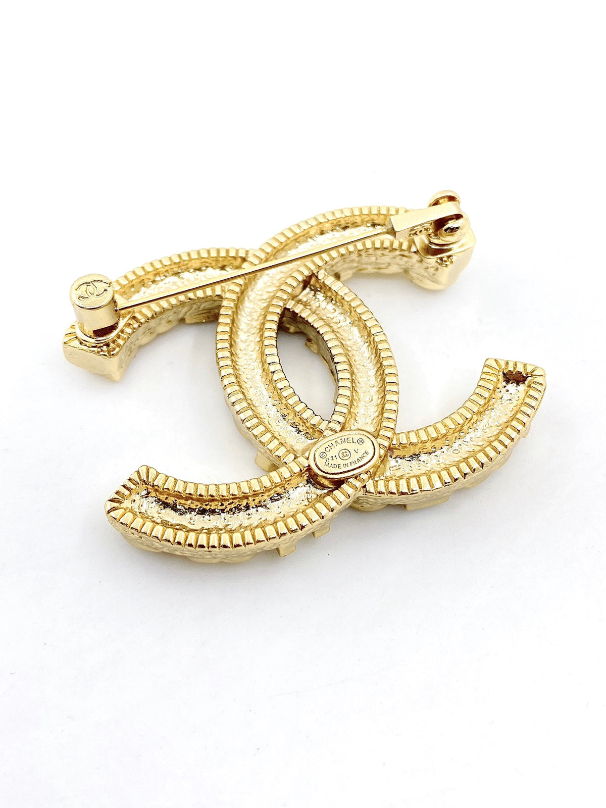 Double-C Emblem Brooch in Gold-Tone – Design 007 detail view