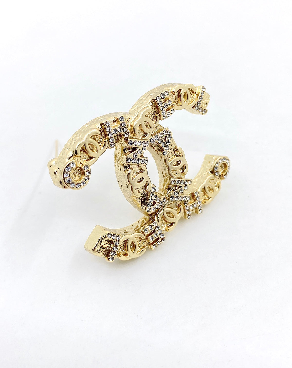 Double-C Emblem Brooch in Gold-Tone – Design 008 side detail