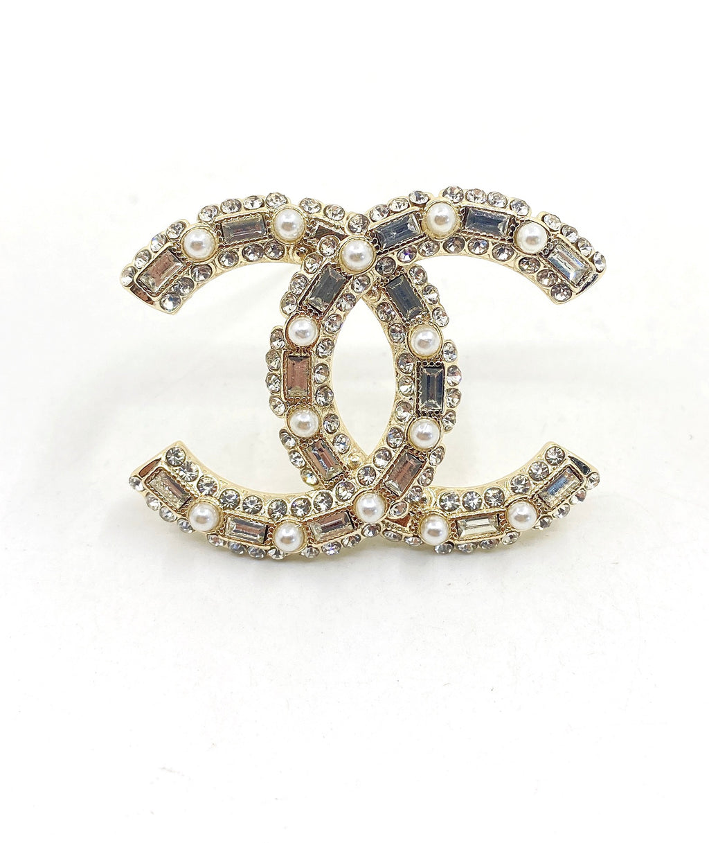 Letter Brooch in Polished Metal-Tone – Pearl Detail – Design 003 main product view
