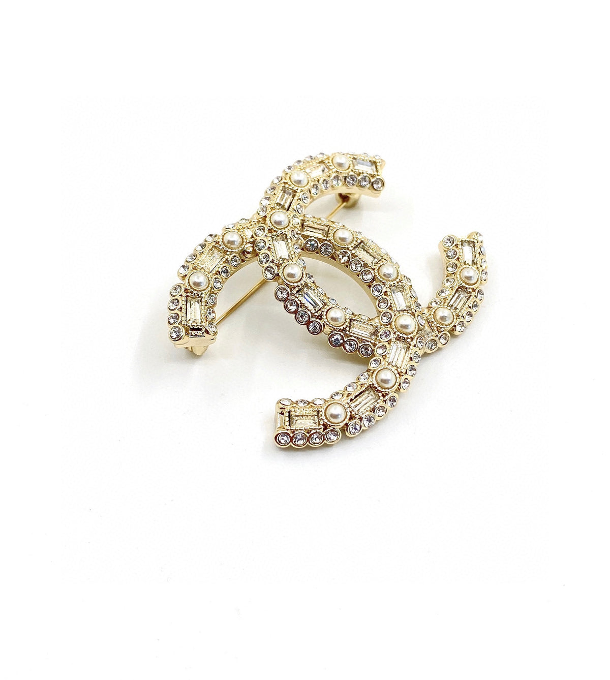 Letter Brooch in Polished Metal-Tone – Pearl Detail – Design 002 side detail