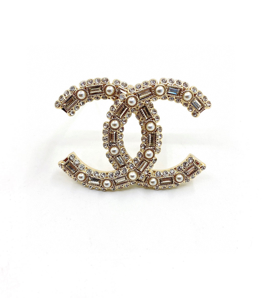 Letter Brooch in Polished Metal-Tone – Pearl Detail – Design 003 close-up detail