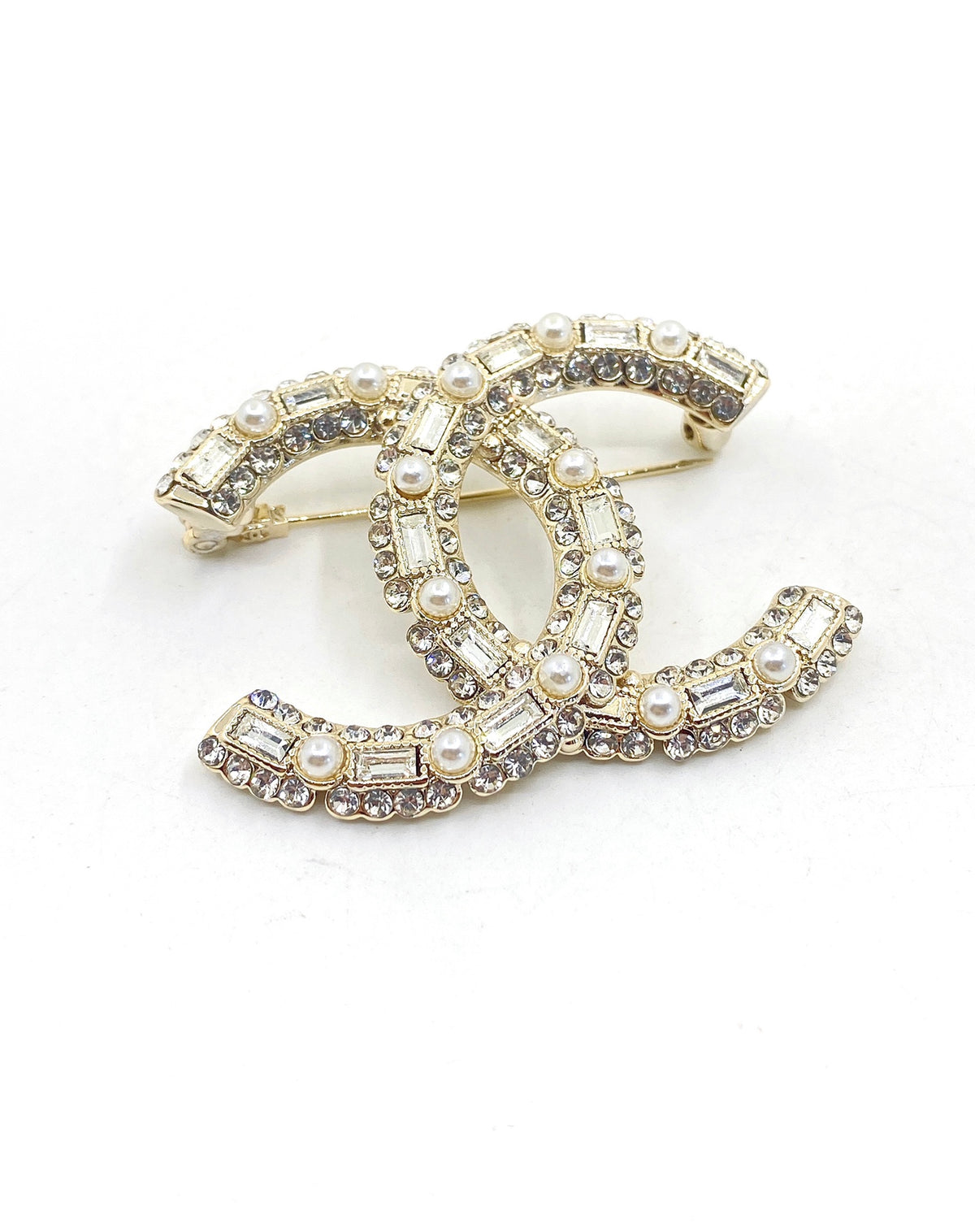 Letter Brooch in Polished Metal-Tone – Pearl Detail – Design 002 detail view
