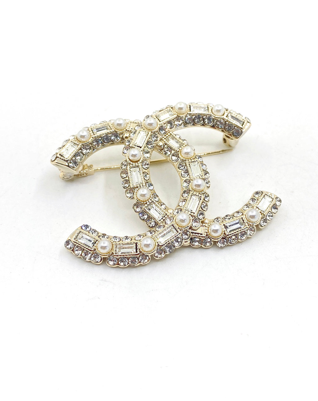 Letter Brooch in Polished Metal-Tone – Pearl Detail – Design 003 detail view