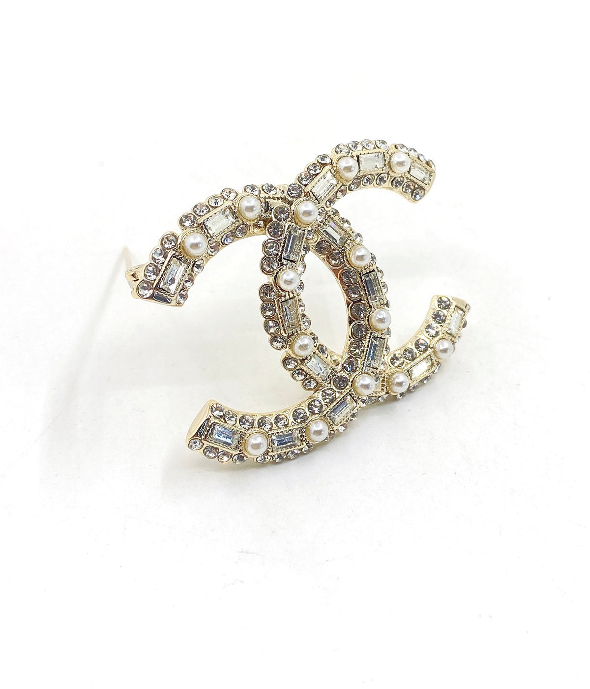 Letter Brooch in Polished Metal-Tone – Pearl Detail – Design 002 front product view