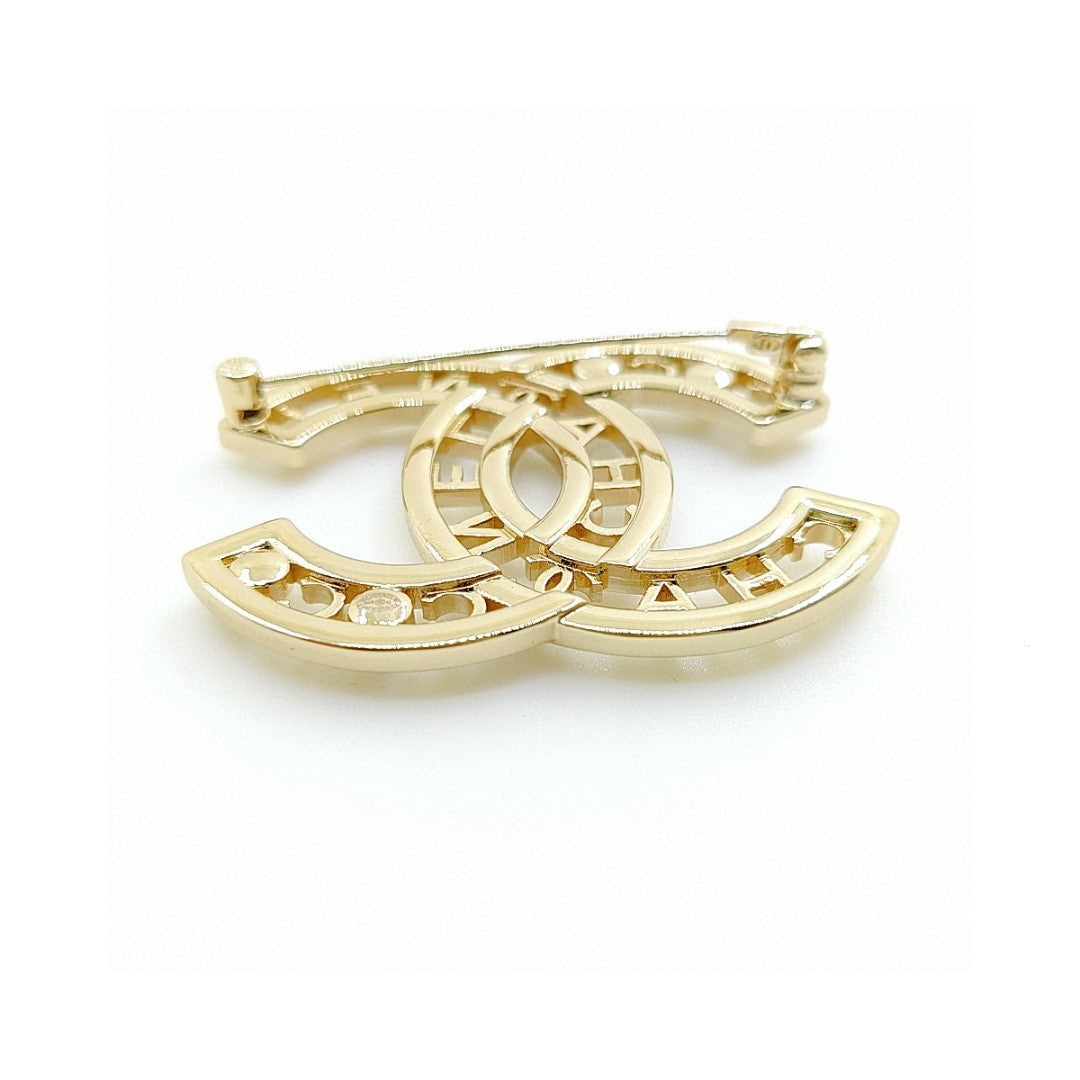 Letter Brooch in Polished Metal-Tone – Pearl Detail – Design 004 detail view