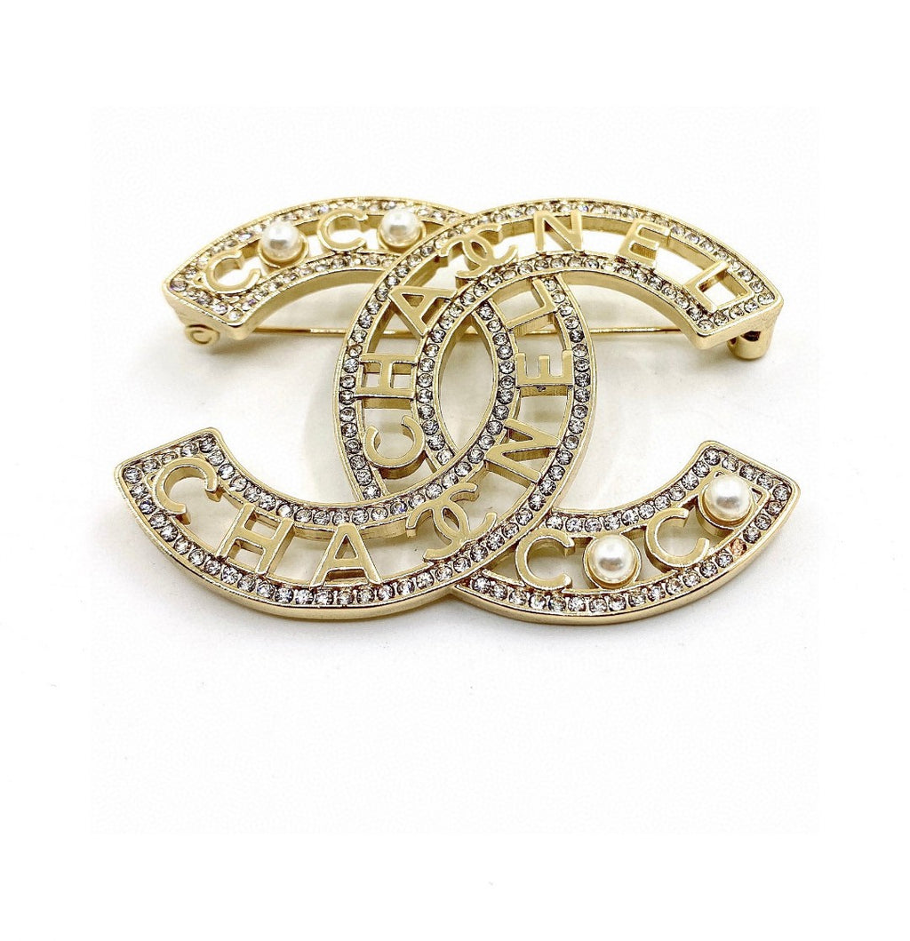 Letter Brooch in Polished Metal-Tone – Pearl Detail close-up detail