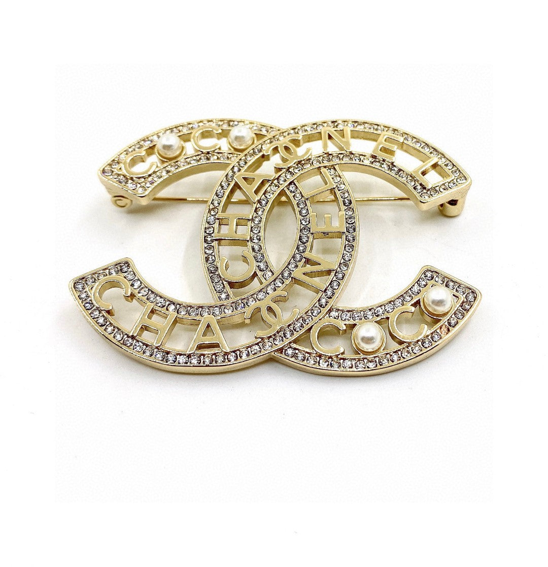 Letter Brooch in Polished Metal-Tone – Pearl Detail – Design 004 close-up detail