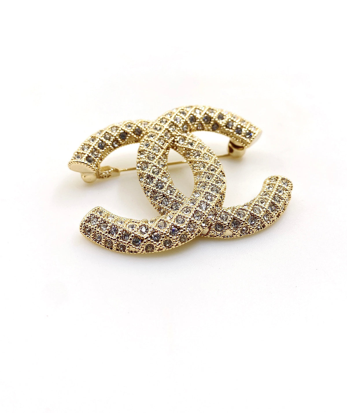Double-C Emblem Brooch in Gold-Tone – Design 010 side detail