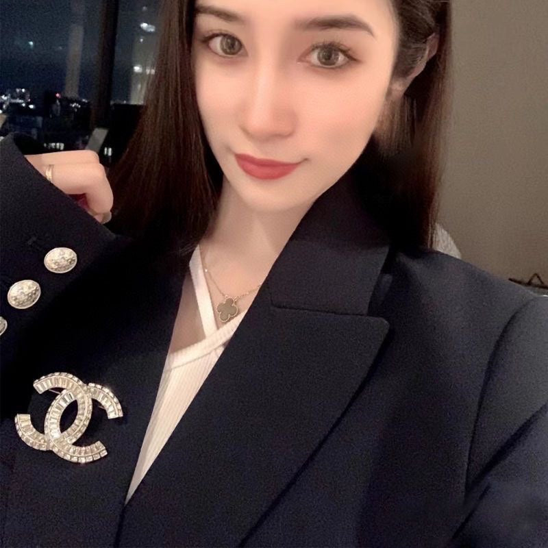 Double-C Emblem Brooch in Polished Metal-Tone – Design 024 side detail