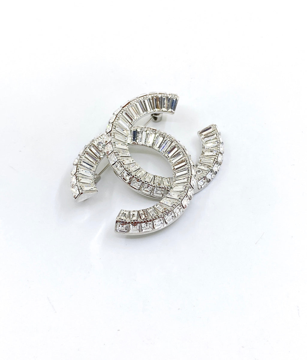 Double-C Emblem Brooch in Polished Metal-Tone – Design 024 close-up detail