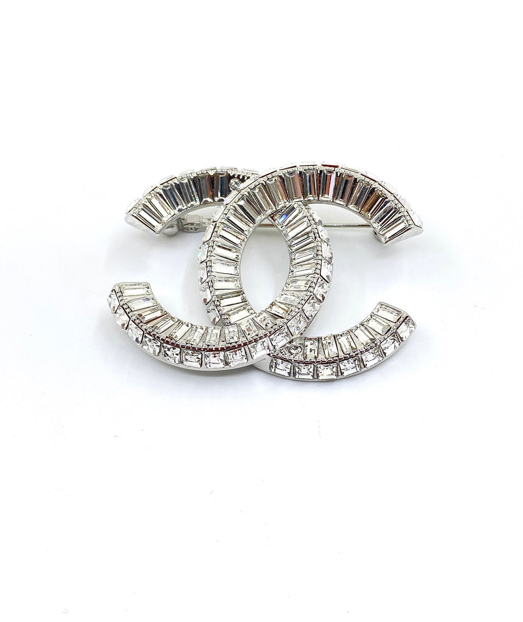 Double-C Emblem Brooch in Polished Metal-Tone – Design 024 main product view