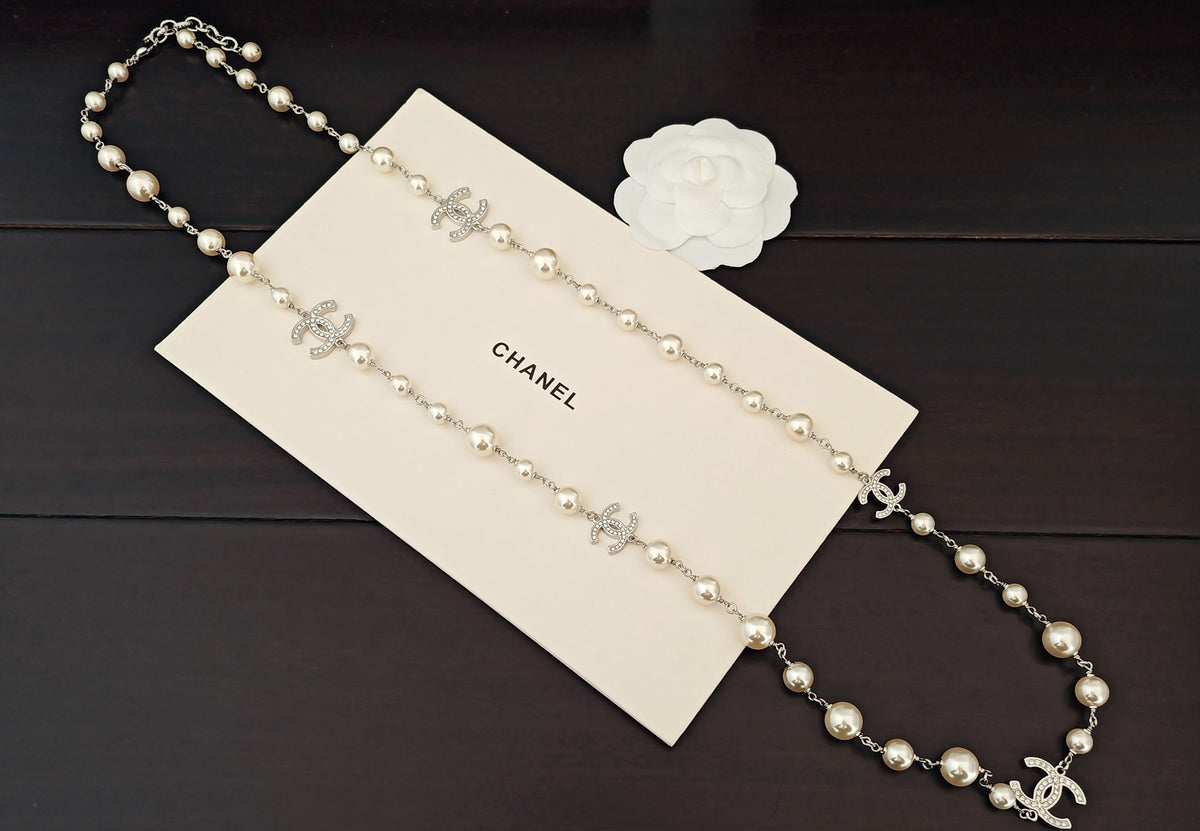 Pearl Pearl-Detail Pendant Necklace – Pearl Detail – Design 026 detail view