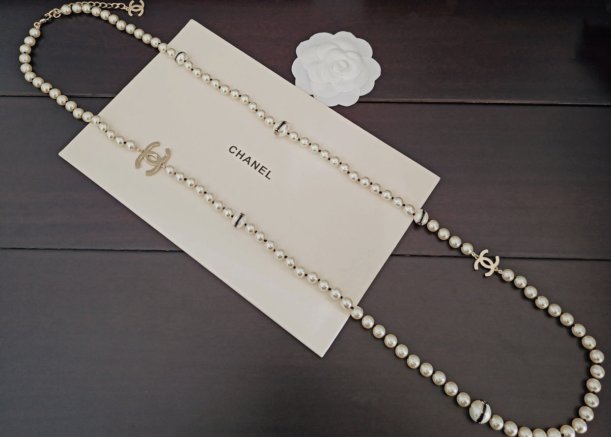 Pearl Pearl-Detail Pendant Necklace – Pearl Detail – Design 025 detail view