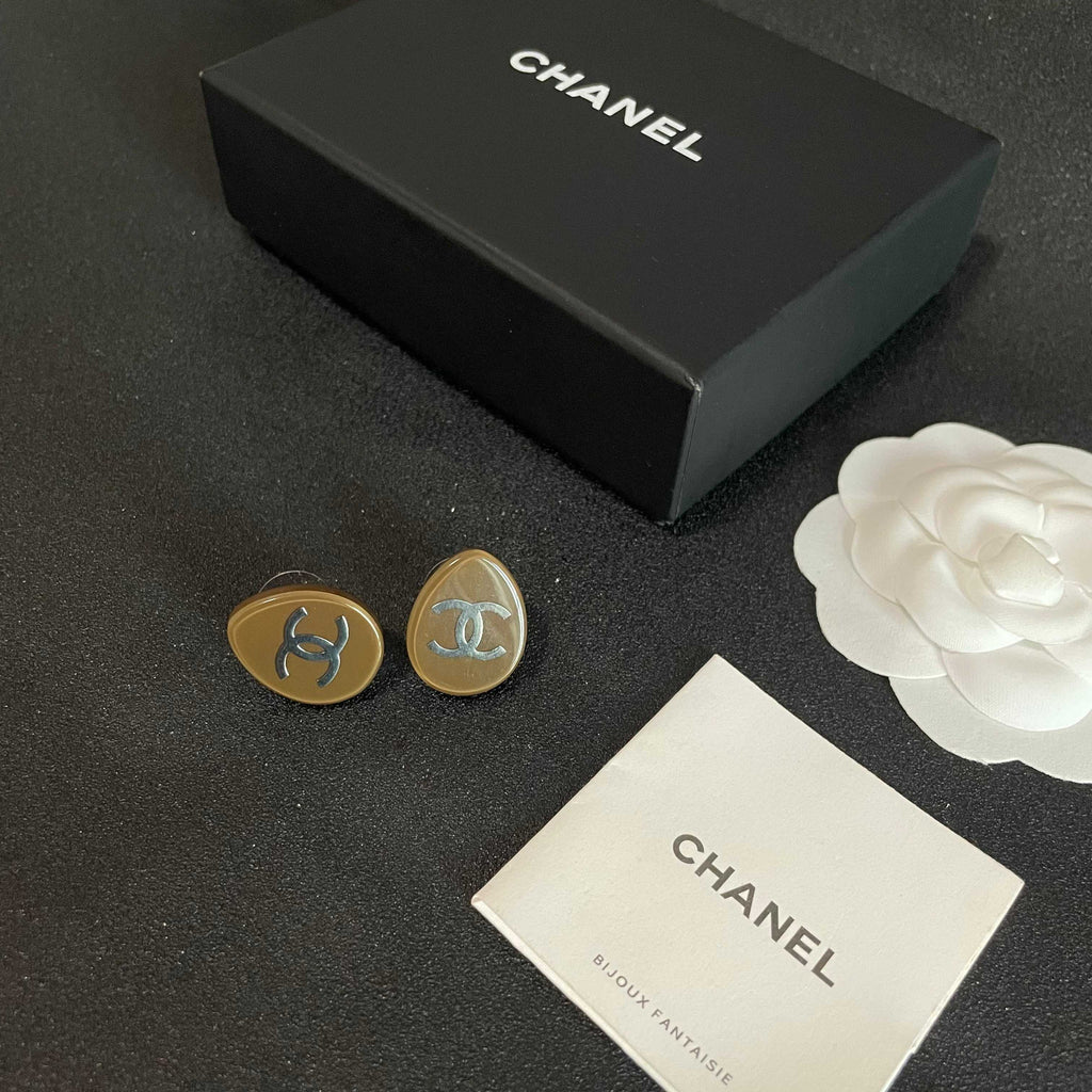 Double-C Emblem Stud Earrings in Polished Metal-Tone – Design 256 close-up detail