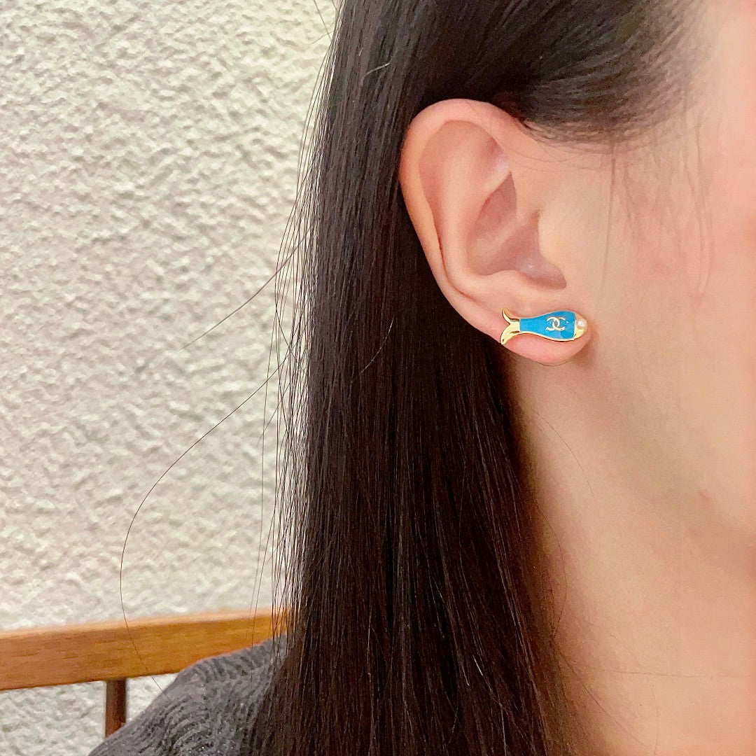 Double-C Emblem Stud Earrings in Polished Metal-Tone – Design 412 detail view