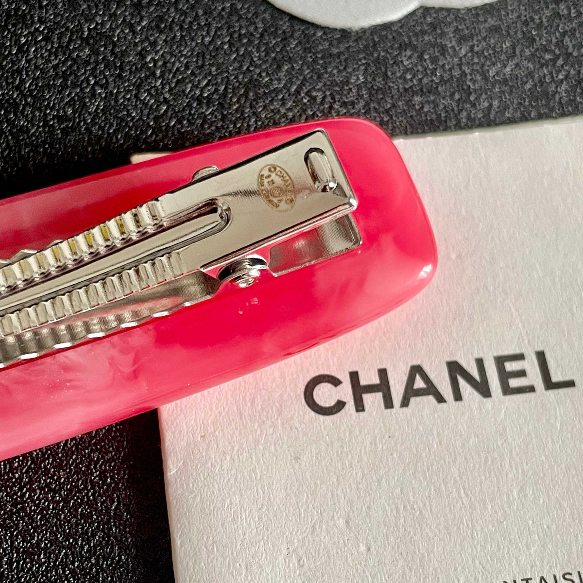 Double-C Emblem Hair Clip – Design 025 main product view