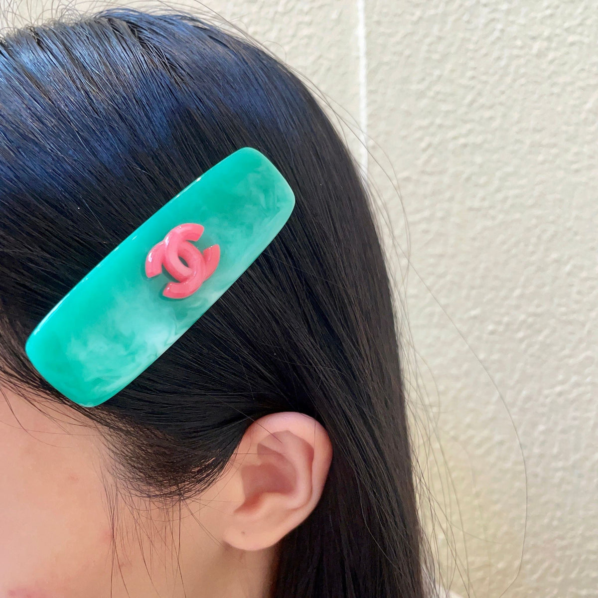 Double-C Emblem Hair Clip – Design 024 main product view