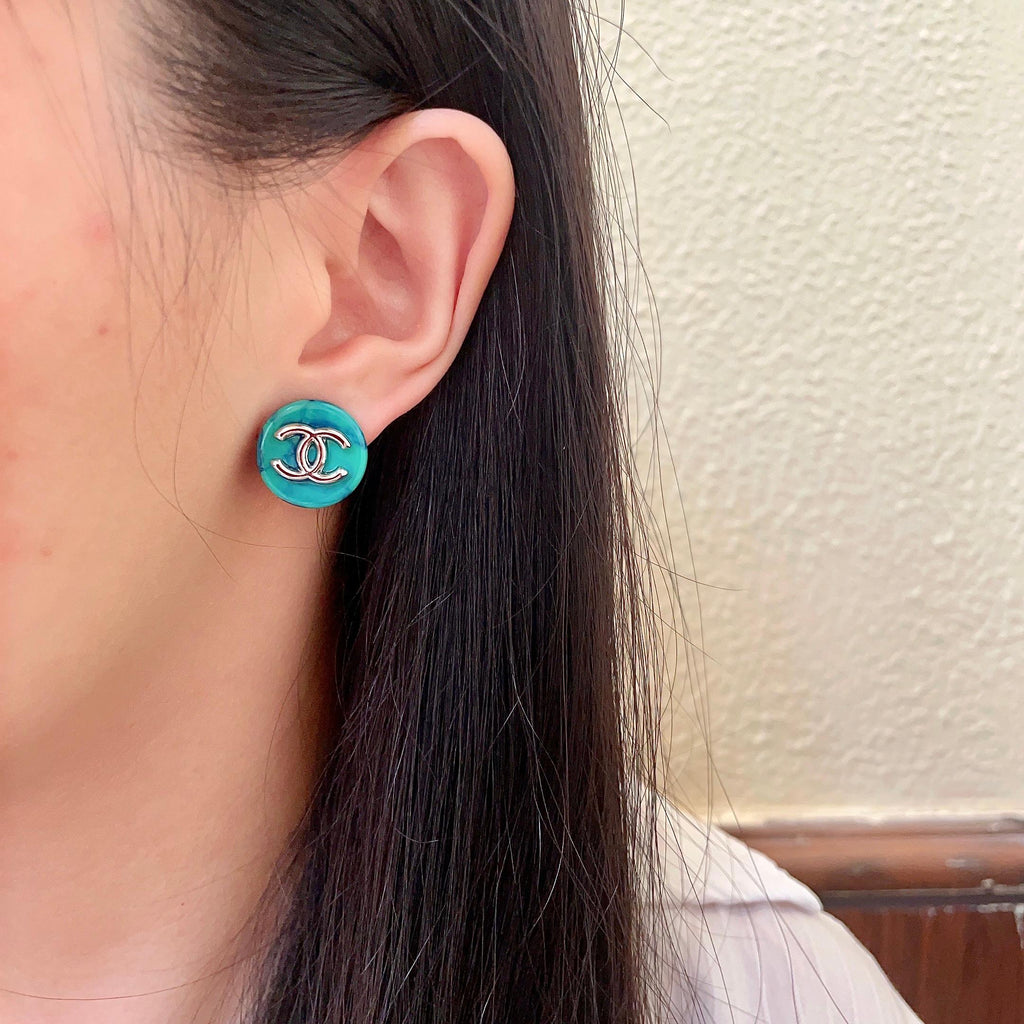 Double-C Emblem Stud Earrings in Polished Metal-Tone – Design 290 detail view