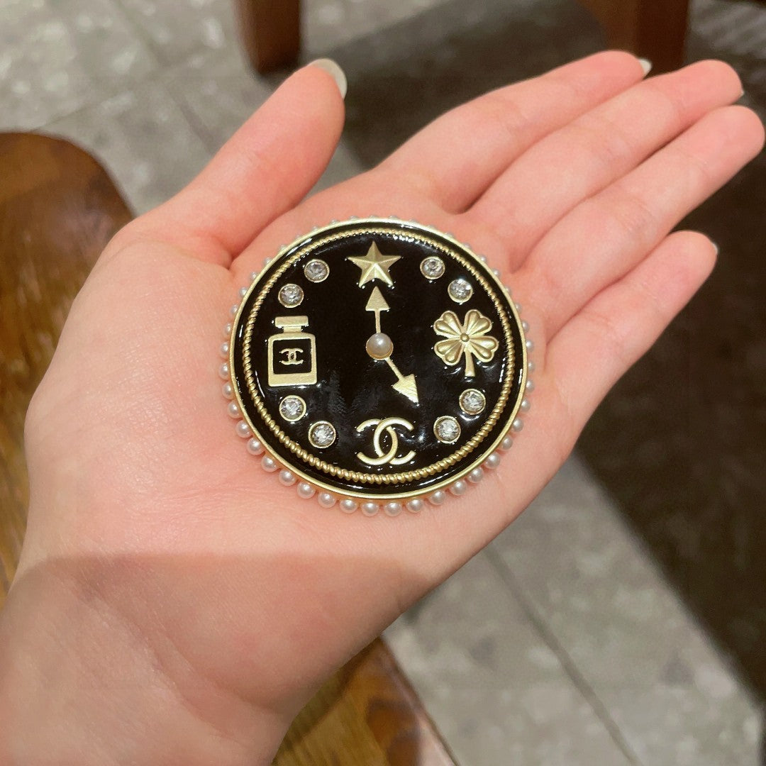 Double-C Emblem Brooch in Polished Metal-Tone – Design 067 detail view
