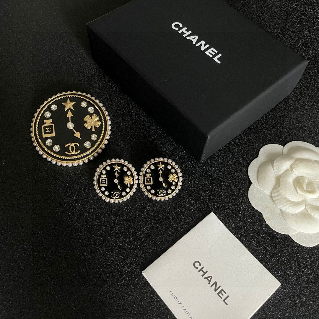 Double-C Emblem Brooch in Polished Metal-Tone – Design 067 close-up detail