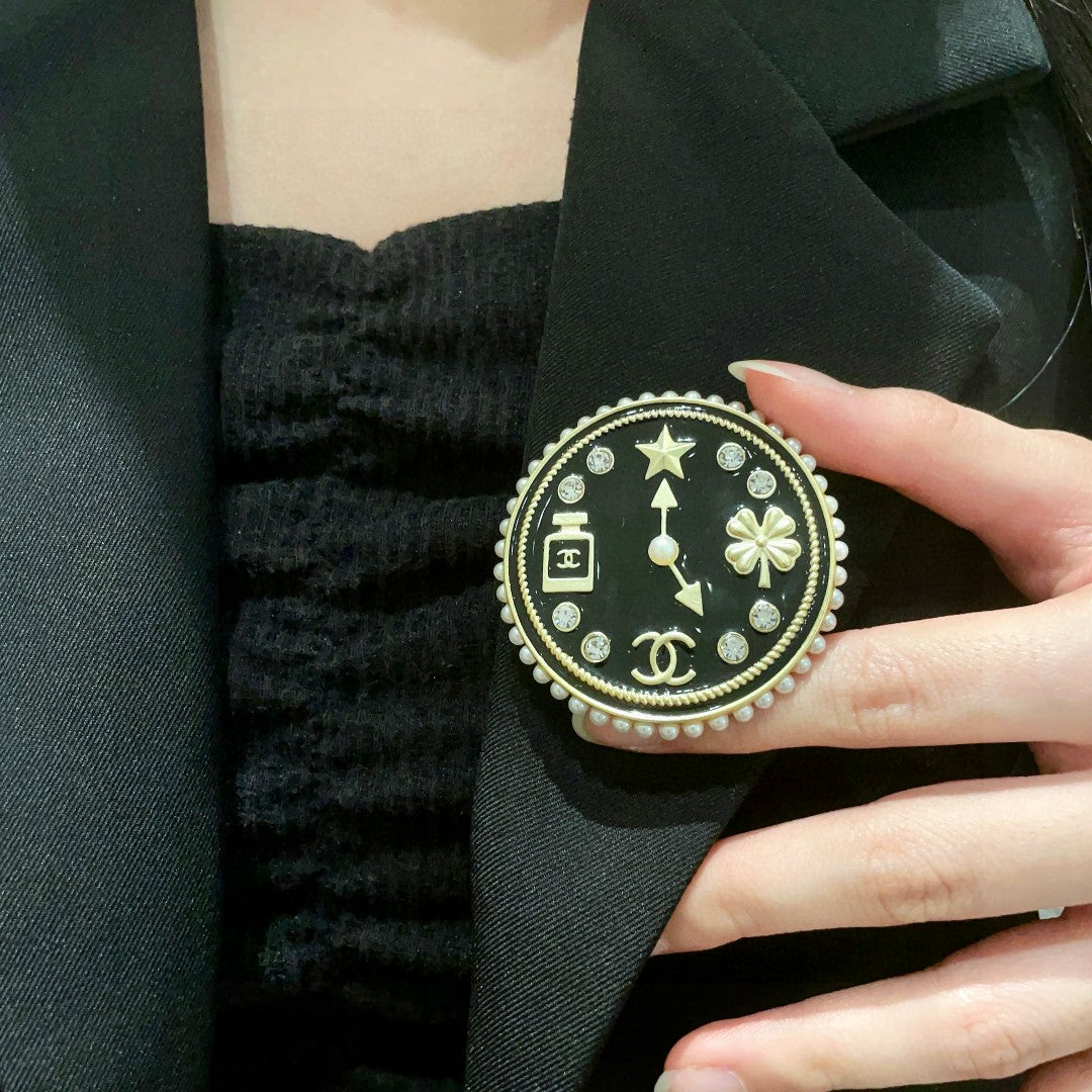 Double-C Emblem Brooch in Polished Metal-Tone – Design 067 main product view