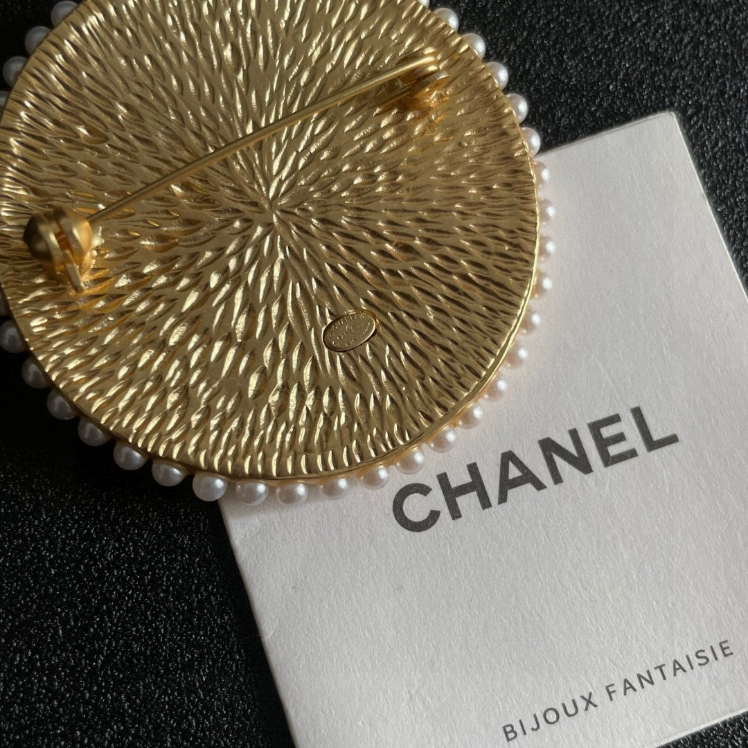 Double-C Emblem Brooch in Polished Metal-Tone – Design 067 main product view