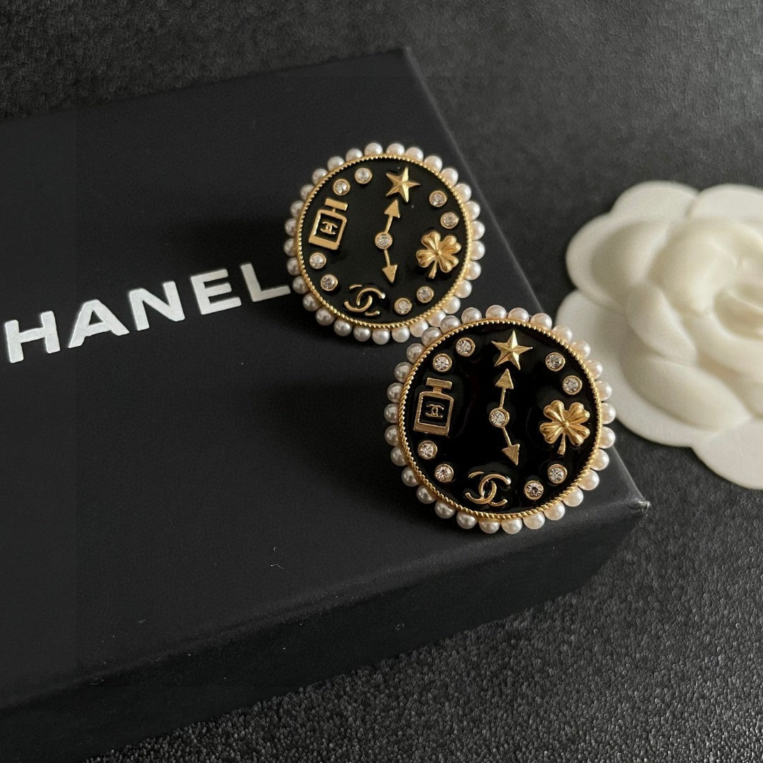 Double-C Emblem Stud Earrings in Polished Metal-Tone – Design 346 detail view