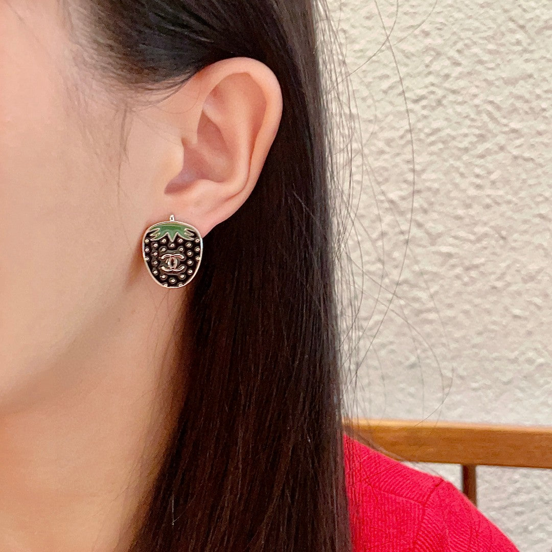 Double-C Emblem Stud Earrings in Polished Metal-Tone – Design 293 detail view