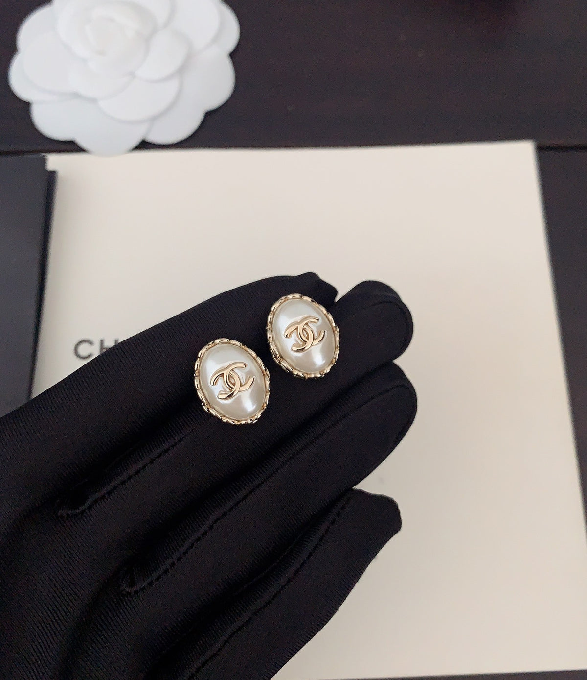 Pearl Pearl-Detail Stud Earrings – Pearl Detail – Design 004 detail view