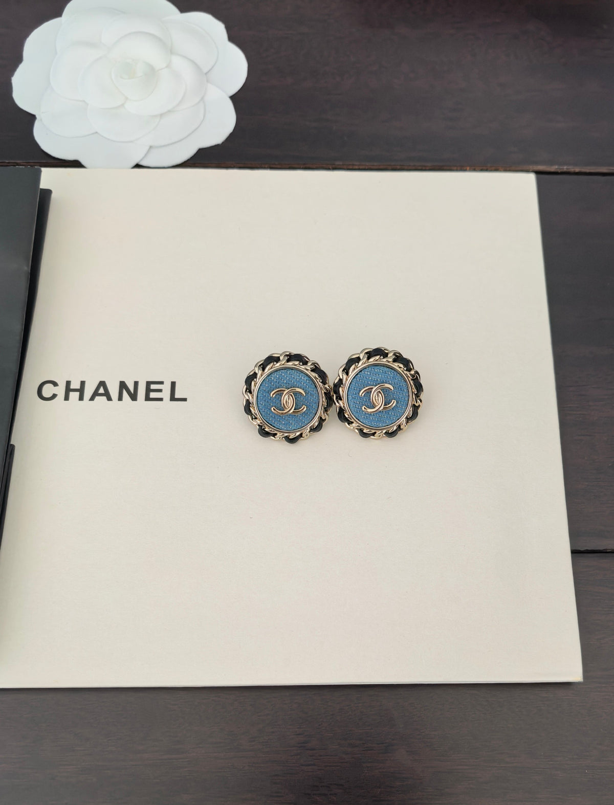 Round Stud Earrings in Gold-Tone – Blue Detail close-up detail