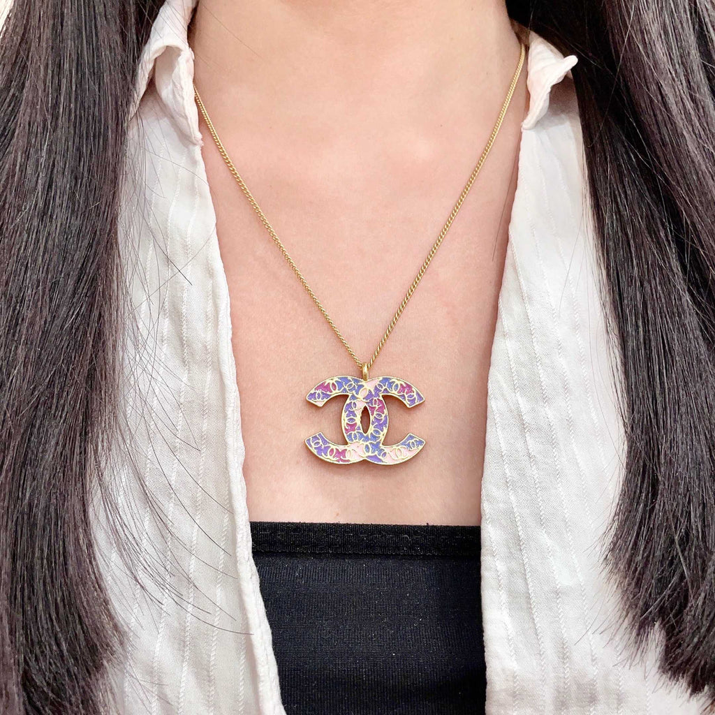 Double-C Emblem Pendant Necklace in Polished Metal-Tone – Design 016 detail view