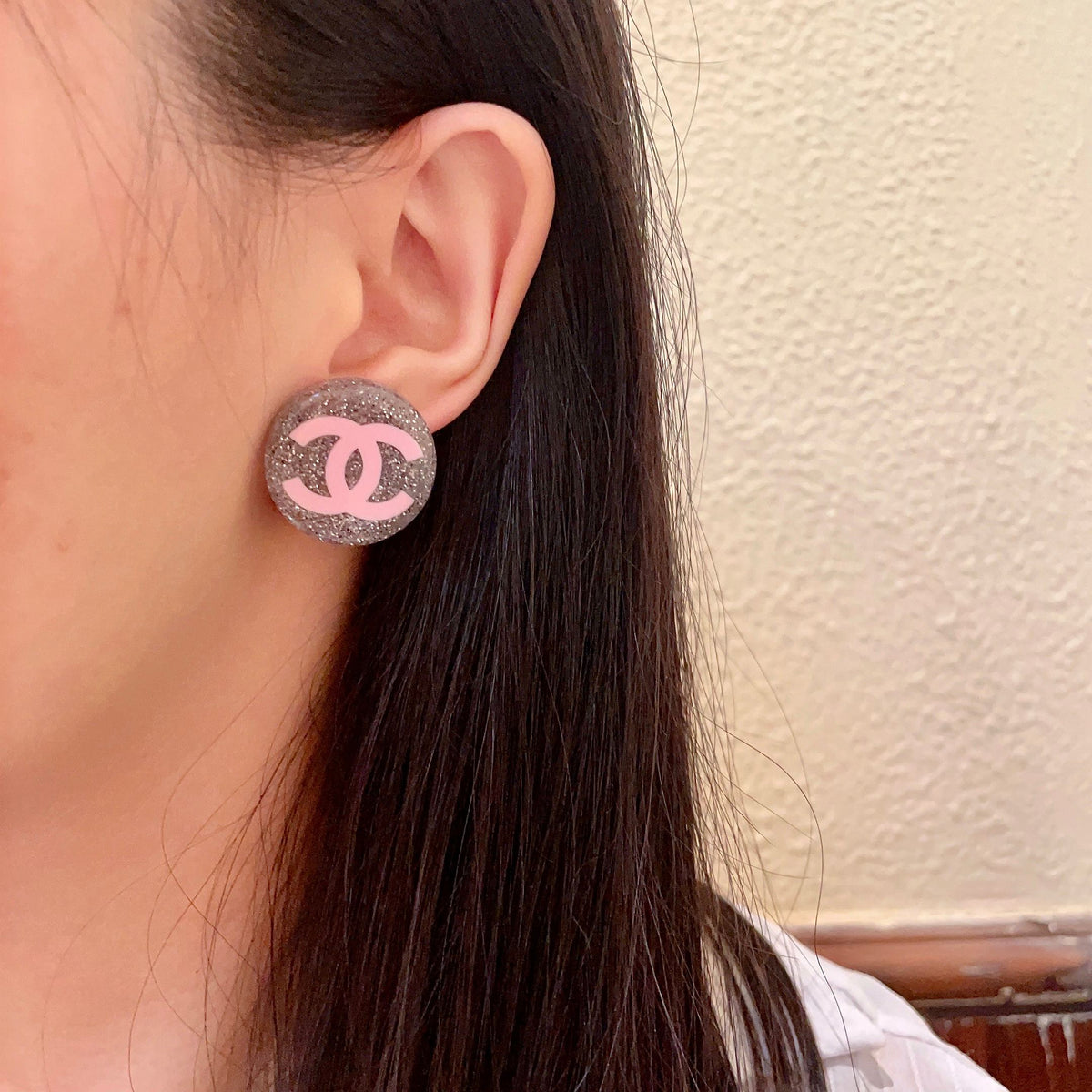 Double-C Emblem Stud Earrings in Polished Metal-Tone – Design 368 detail view