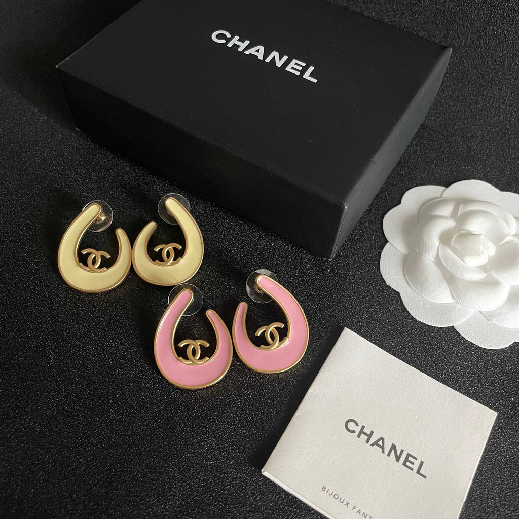 Double-C Emblem Stud Earrings in Polished Metal-Tone – Design 460 side detail